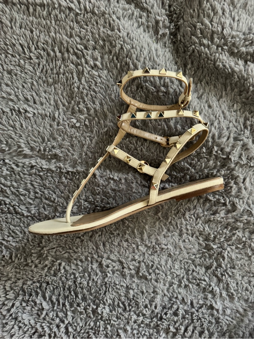 VALENTINO GARAVANI Rockstud Cream Strappy Flat Sandals Size 38 (7) - Picture 6 of 10